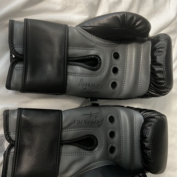 Autographed by the cirrent undefeated workd champ Arthur beterbiev - Picture 2 of 5